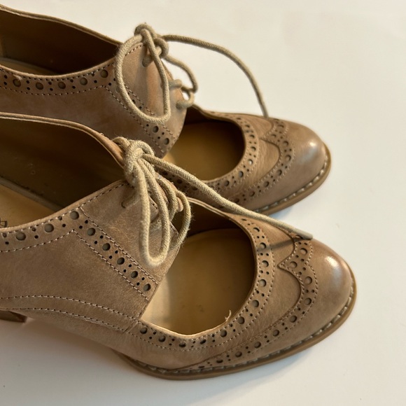 CROWN VINTAGE BONNIE TAN LACE-UP LEATHER HEELS SPECTATOR STYLE WOMEN’S SIZE 7.5 - Picture 4 of 10